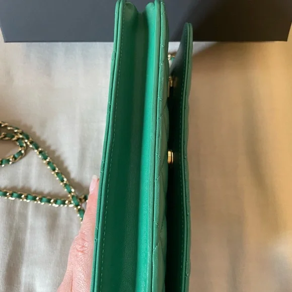 CHANEL 22A GREEN WALLET ON CHAIN - Picture 6 of 8